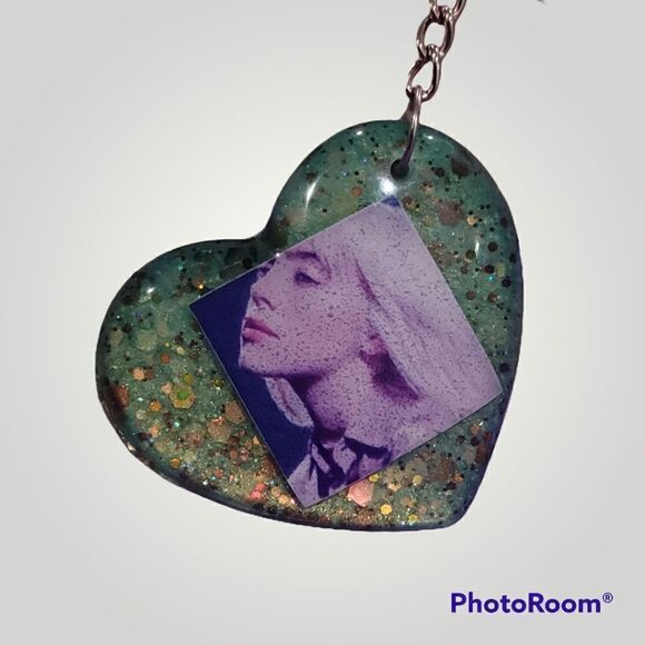 Billie Eilish Green Glitter Heart Keychain - Picture 1 of 14